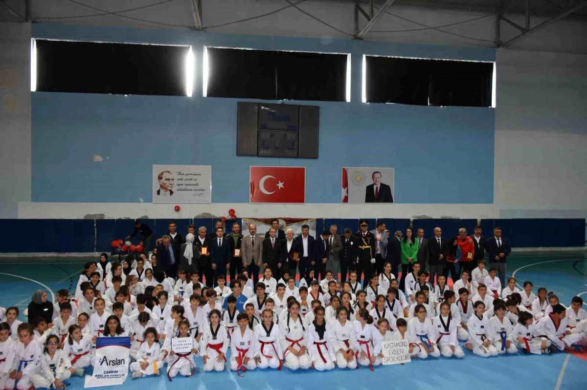 Tosya\'da Cumhuriyet Bayramı Bölgesel Tekvando Turnuvası Yapıldı