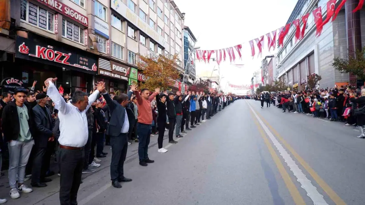 Erzurum\'da Cumhuriyetin 100. yılı baş bar oyunuyla kutlandı