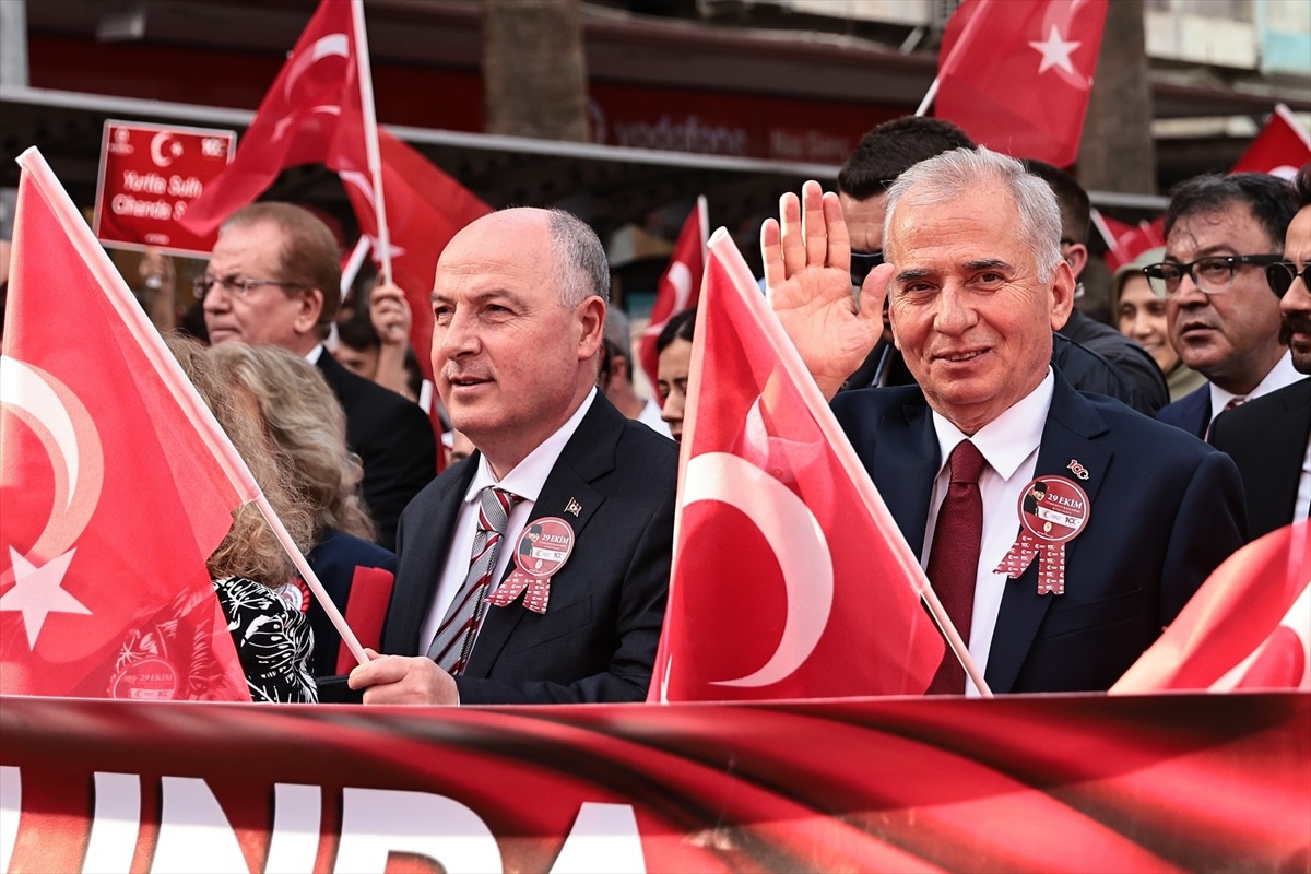 Denizli\'de "Cumhuriyet Yürüyüşü" yapıldı