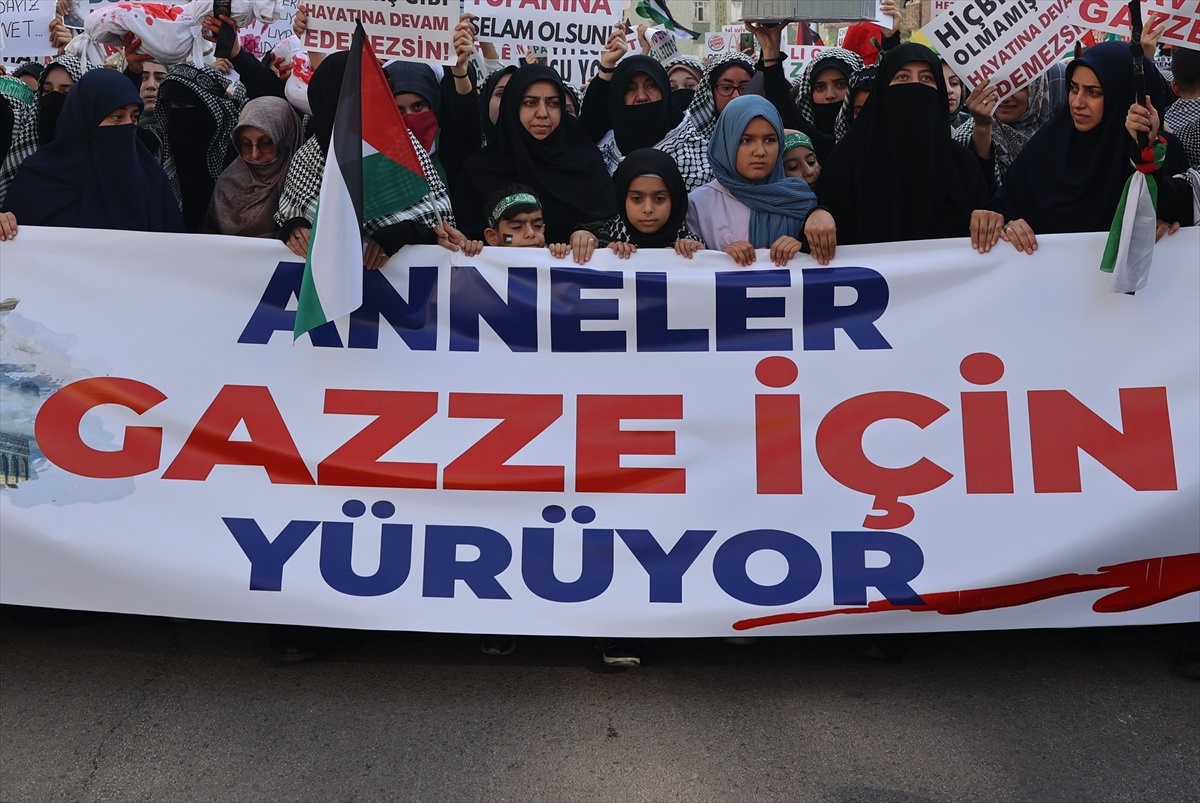 Diyarbakır\'da Kadınlar İsrail\'in Gazze\'ye Saldırılarını Protesto Etti