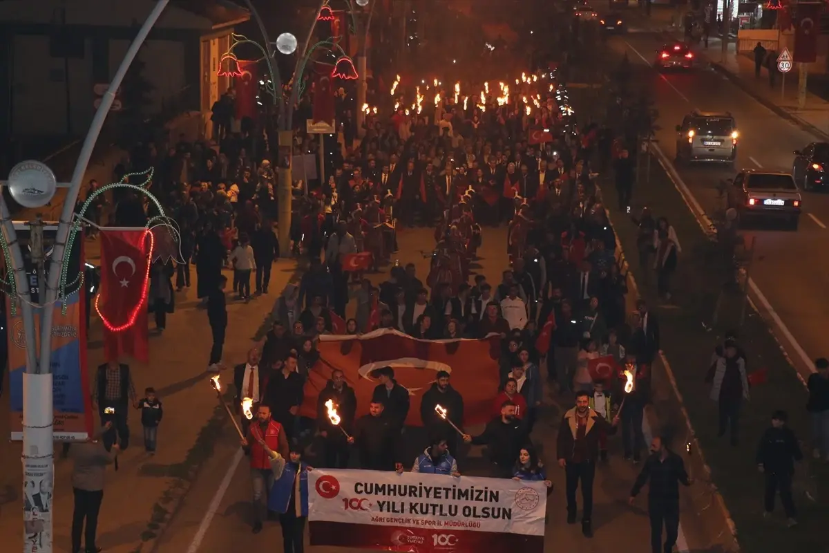 Doğu Anadolu\'da Cumhuriyet\'in 100. yılı fener alaylarıyla kutlandı