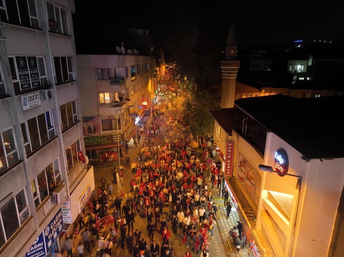 Edremit\'te 100. Yıl Cumhuriyet Yürüyüşü ve Fener Alayı binlerce kişinin katılımıyla gerçekleşti