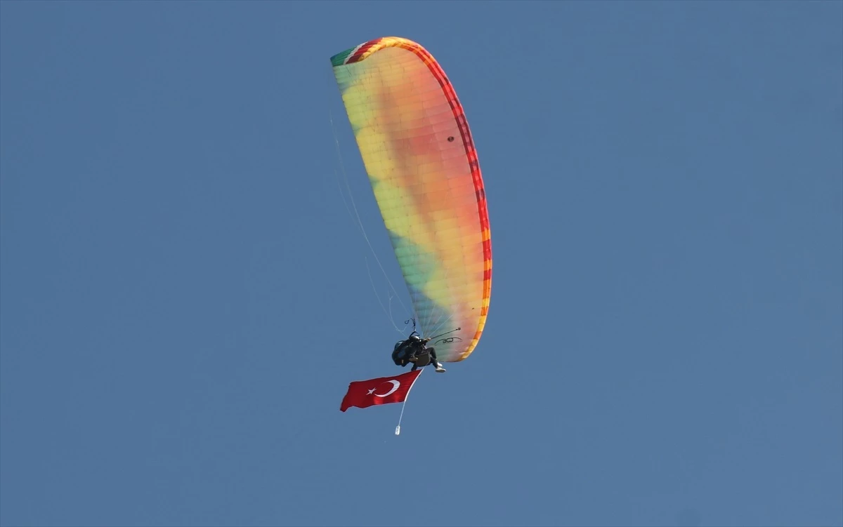 Erzincan\'da yamaç paraşütü sporcuları gökyüzünde Türk bayrağı açtı