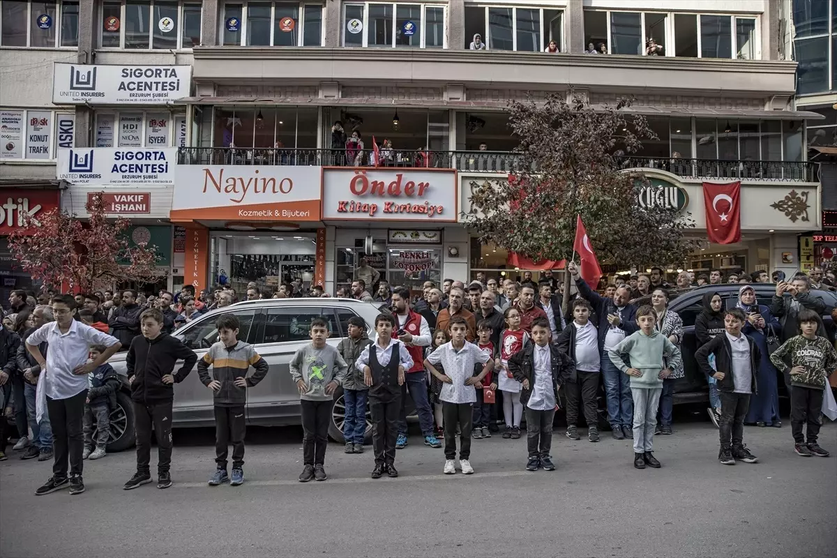 Erzurum\'da 500 Kişi Cumhuriyet Bayramı İçin Baş Bar Gösterisi Yaptı