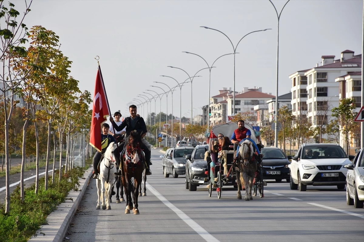Eskişehir\'de Cumhuriyet\'in 100. yılı kutlamaları atlı tur ile başladı