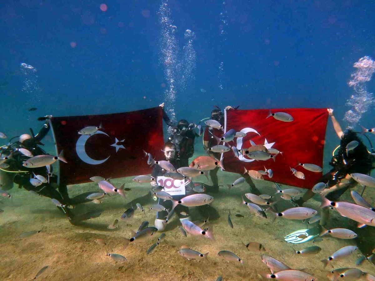 Fethiye\'de Dalgıçlar, Denizin Dibinde Cumhuriyet Bayramı\'nı Kutladı