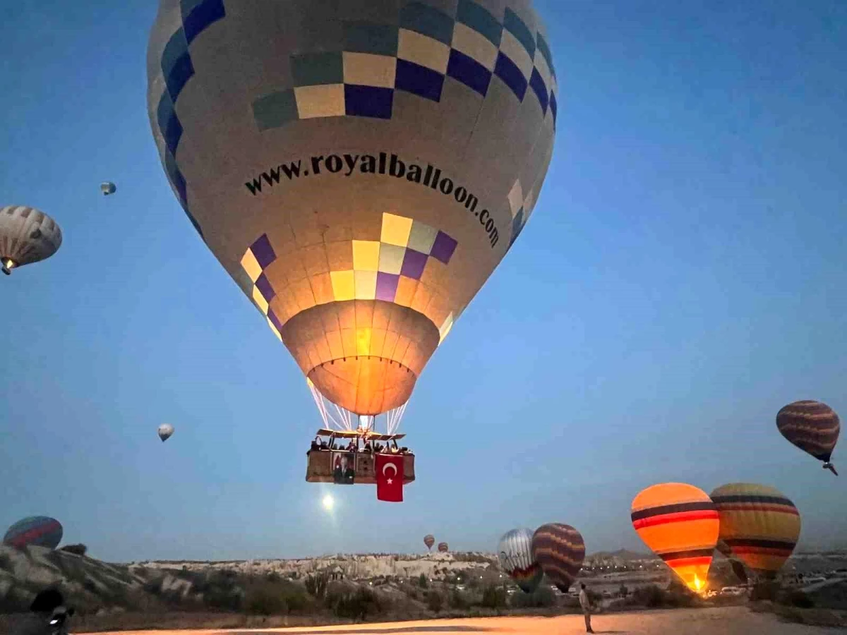 Kapadokya\'da Cumhuriyetin 100. Yılına Özel Sıcak Hava Balonları