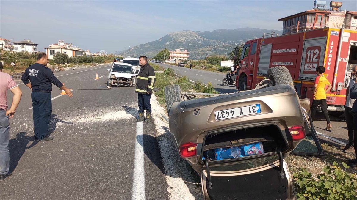 Samandağ\'da Otomobil Çarpışması: 2 Kişi Yaralandı