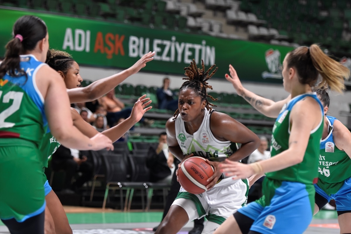 Bursa Uludağ Basketbol, Mehmet Kavan Yapı İzmit Belediyespor\'u 91-68 yendi