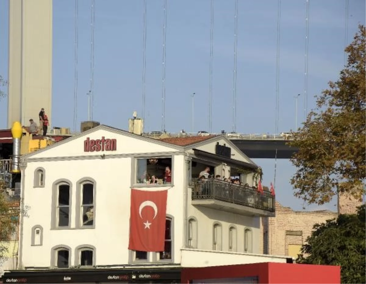 İstanbul Boğazı\'nda 100 gemi geçişi, SOLOTÜRK ve Türk Yıldızları\'ndan gösteri uçuşu