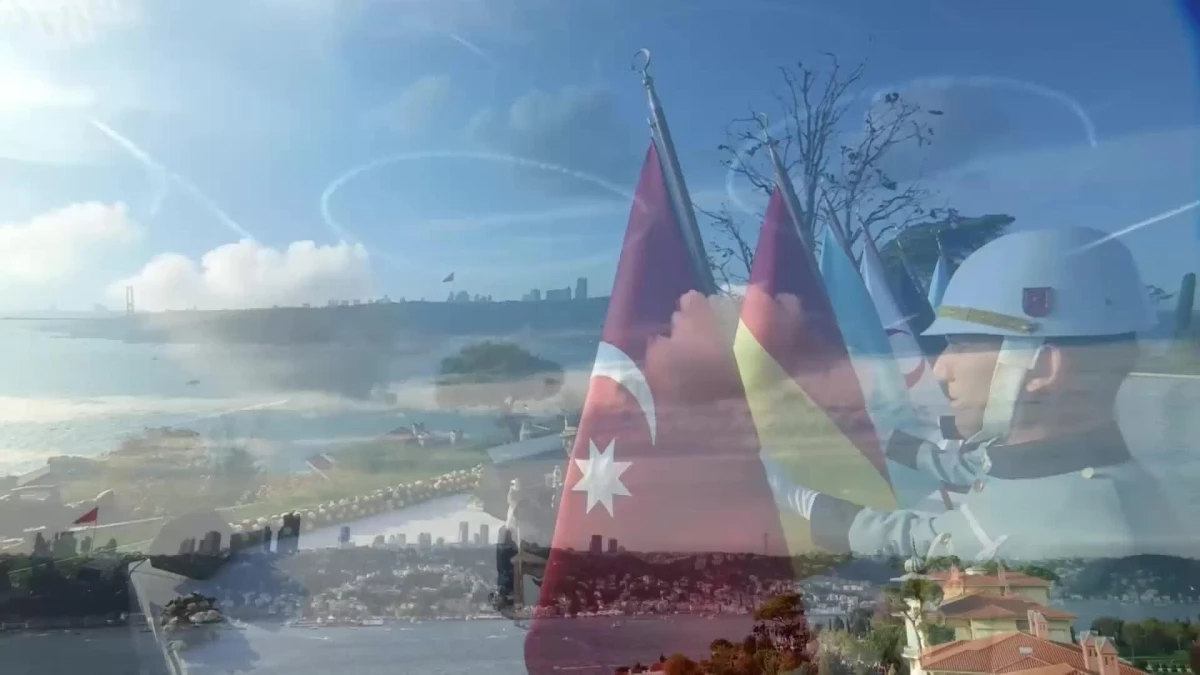 İstanbul Boğazı\'nda Cumhuriyet\'in 100\'üncü Yılına Özel Geçit Töreni Yapıldı