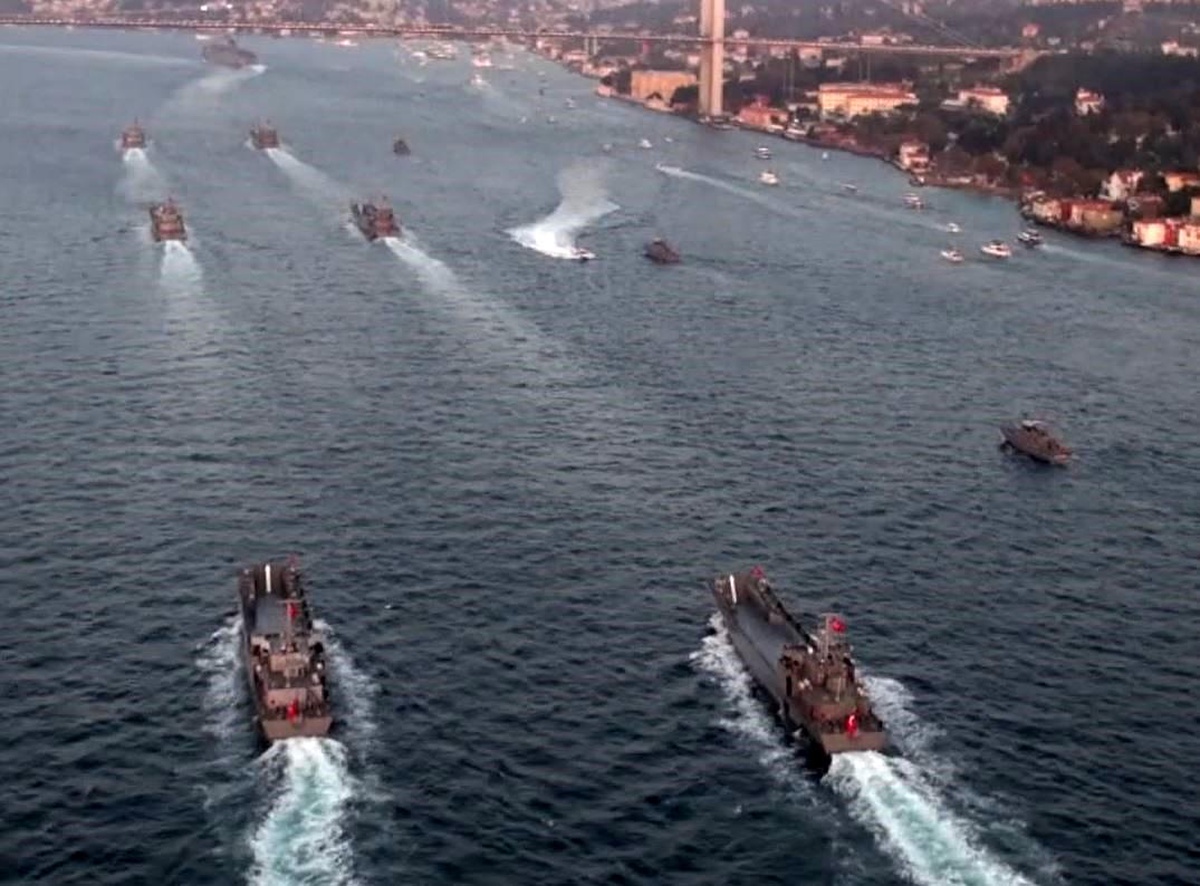 İstanbul Boğazı\'ndan geçen 100 gemi havadan helikopter ile görüntülendi