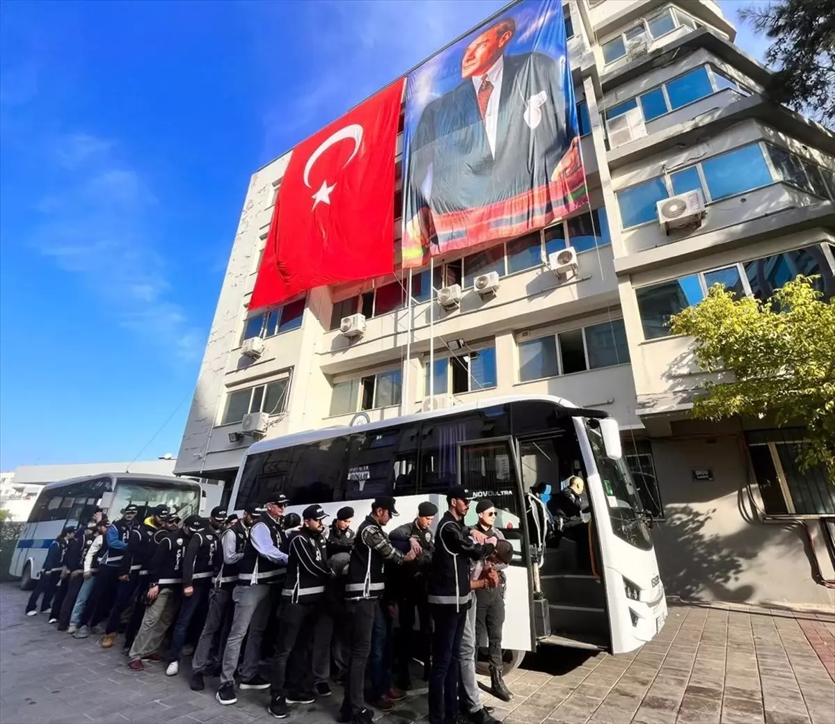 İzmir\'de FETÖ operasyonunda 28 kişi tutuklandı