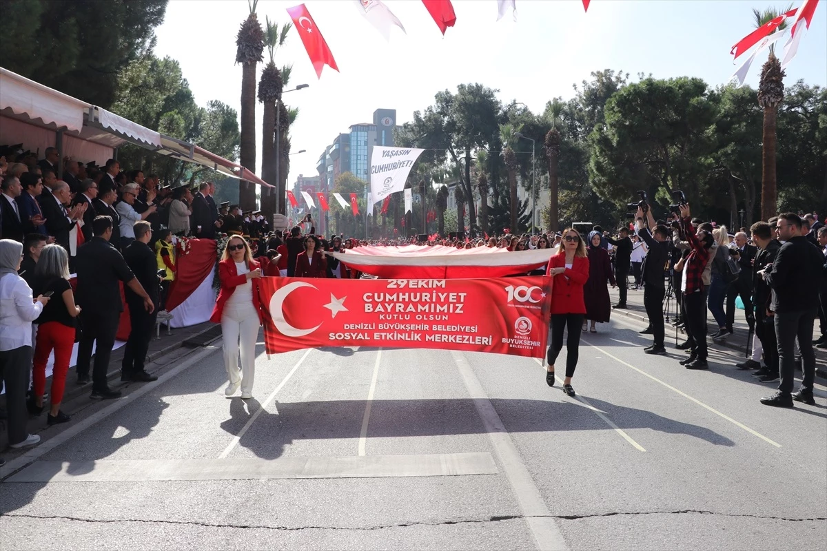 İzmir ve çevre illerde Cumhuriyet\'in 100. yıl dönümü kutlamaları