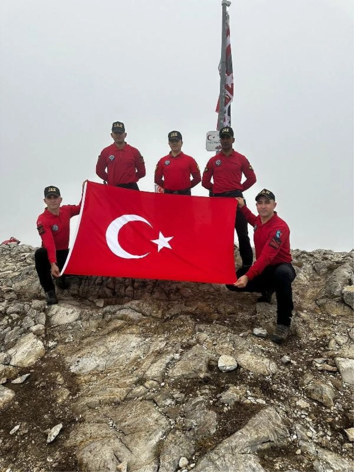 Uludağ\'ın zirvesinde Türk bayrağı dalgalandırıldı