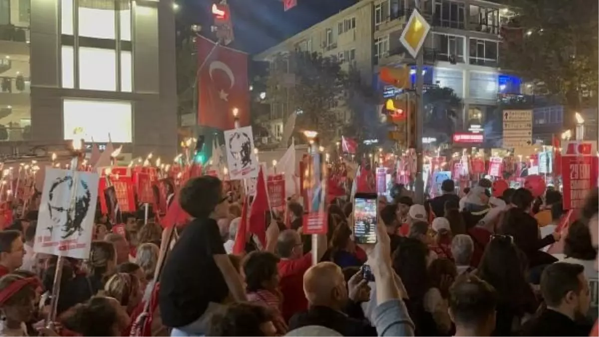 Bağdat Caddesi\'nde Cumhuriyet Yürüyüşü Kutlamaları