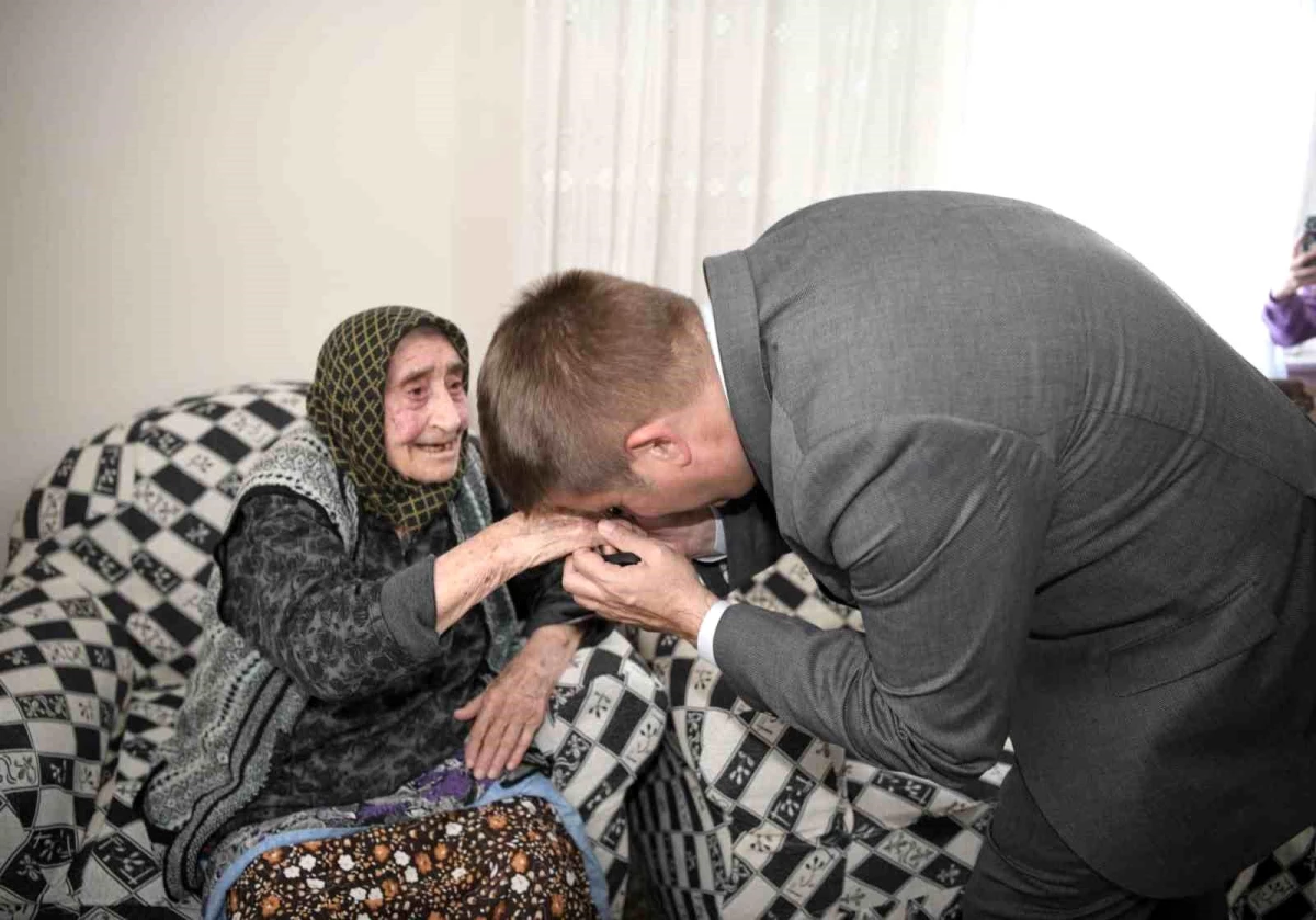 Karaman Valisi Hüseyin Engin Sarıibrahim, 100 yaşını geçen çiftleri ziyaret etti