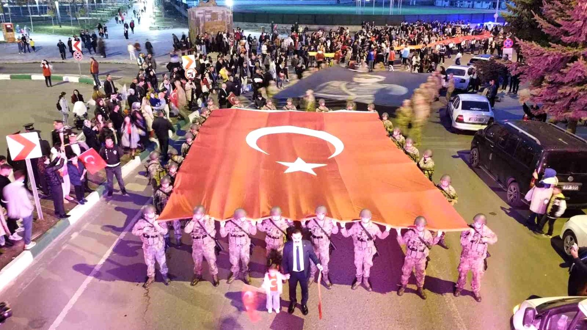 Kars\'ta Türk bayraklı meşaleli Cumhuriyet yürüyüşü