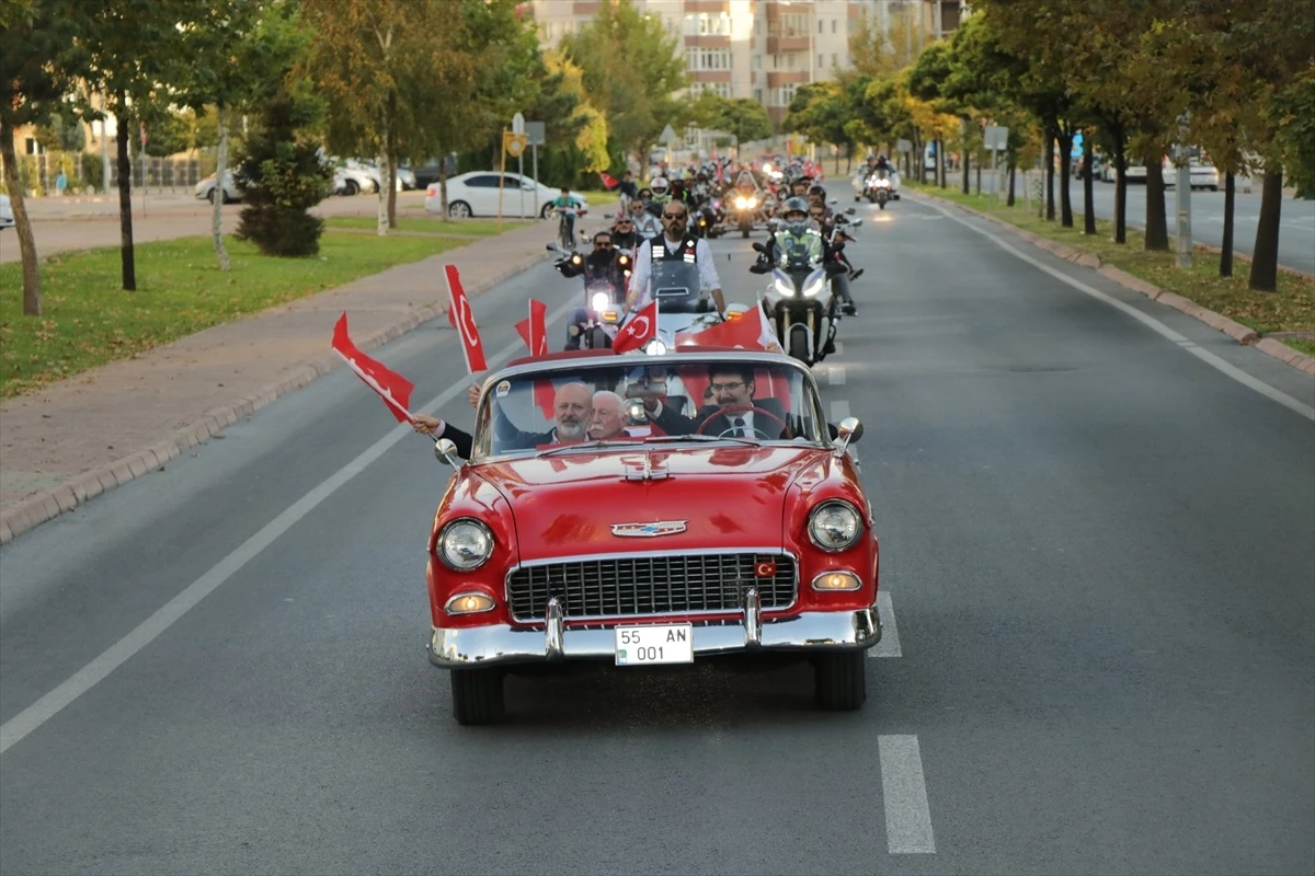 Kayseri\'de klasik araba ve motosikletlerle "100. Yıl Ay-Yıldız Turu" düzenlendi