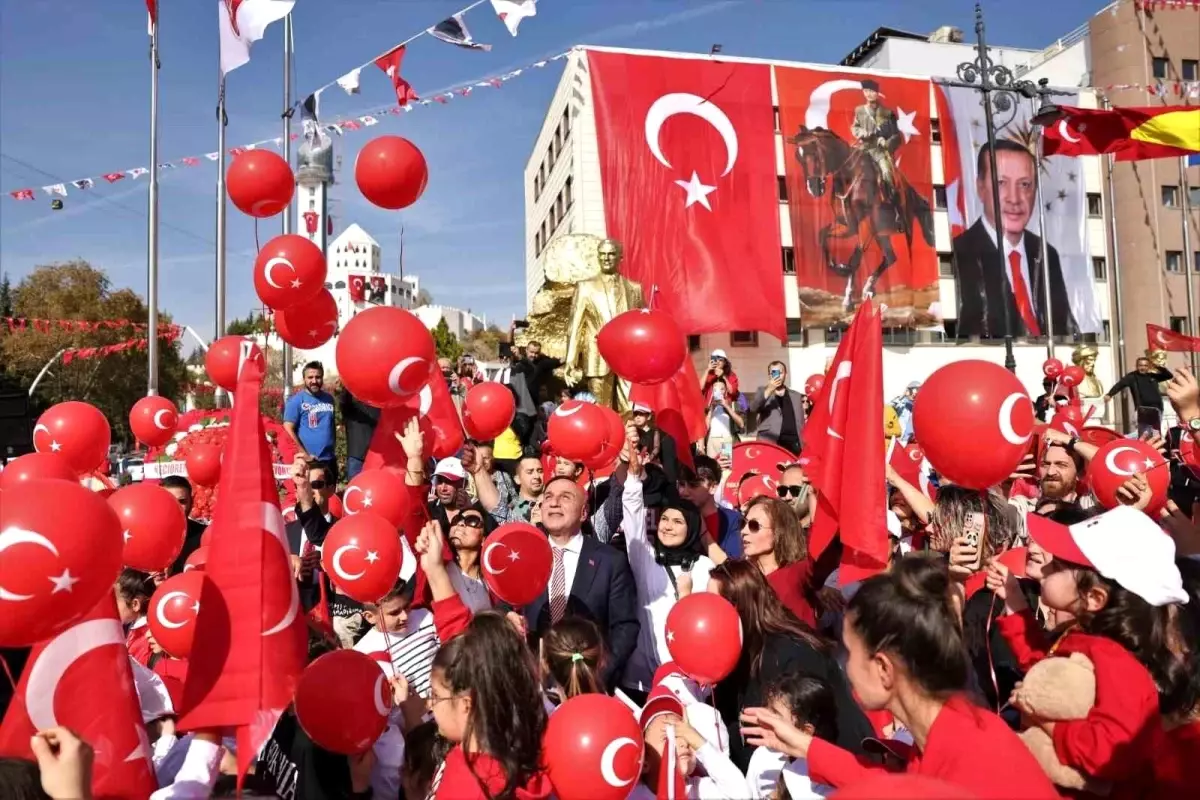 Keçiören\'de 100. yıl coşkusu yürüyüş, ışık ve havai fişek gösterileriyle devam edecek