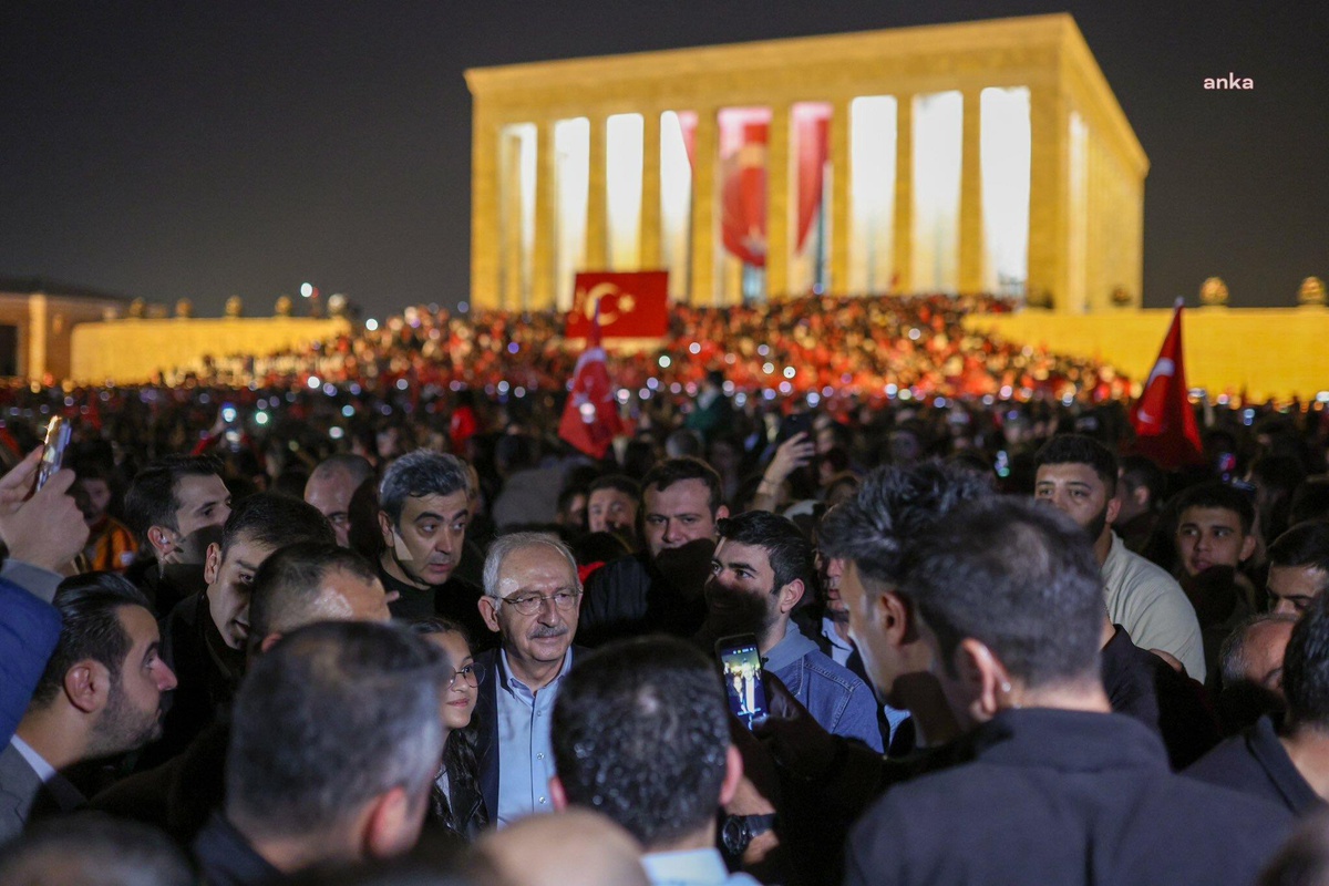 Kılıçdaroğlu, Cumhuriyet Yürüyüşü\'ne katıldı ve Anıtkabir\'e yürüdü
