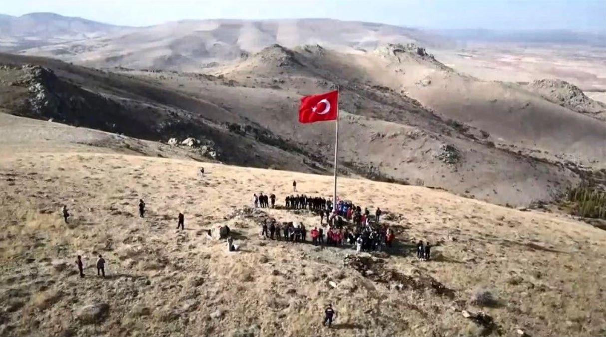 Kırşehir Emniyet Müdürlüğü, Çamlık Tepe\'ye Türk Bayrağı Dikti