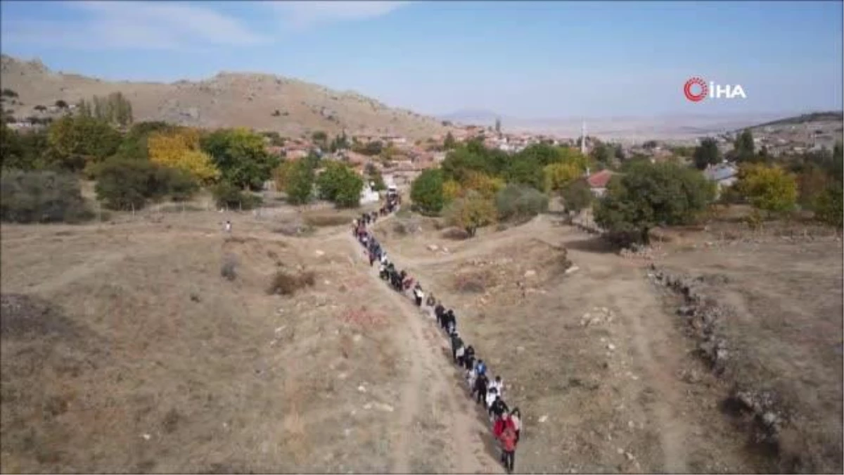 Kırşehir Emniyeti 100 Gönüllü İle Bin 600 Rakımlı Tepeye Türk Bayrağı Dikti