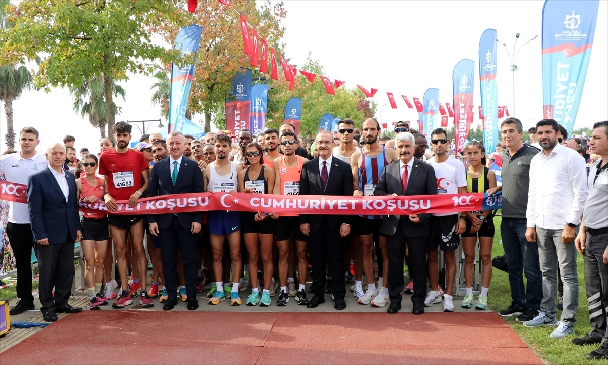 Kocaeli\'de 10. Uluslararası Cumhuriyet Koşusu ve Çocuk Maratonu düzenlendi