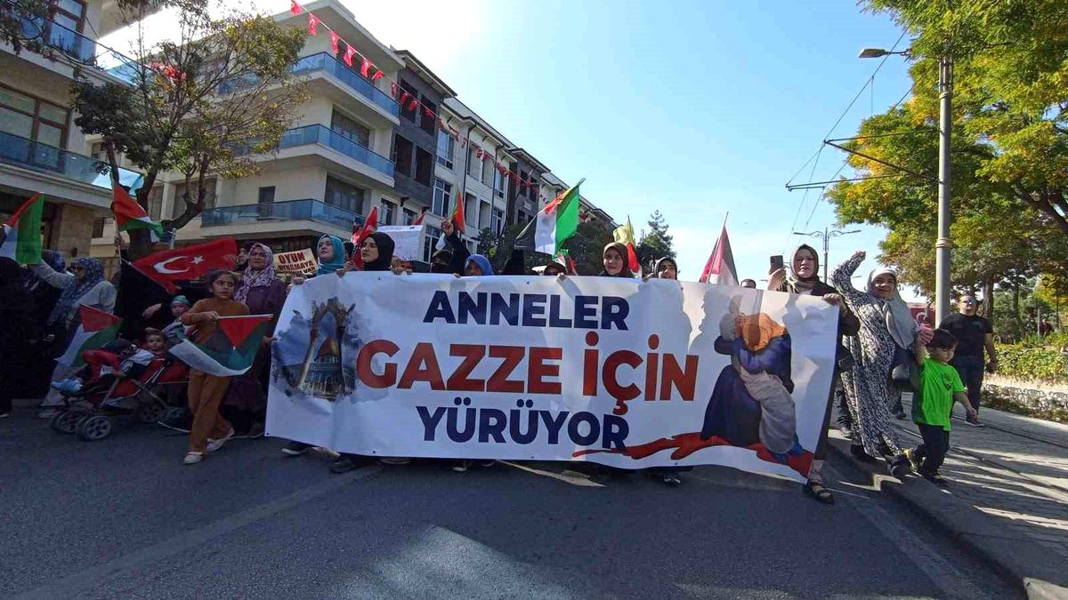 Konya\'da İsrail saldırılarını protesto eden anneler yürüdü