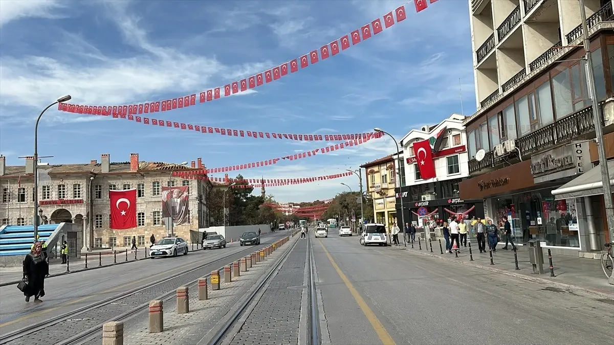 Konya\'da Cadde ve Sokaklar Türk Bayraklarıyla Süslendi