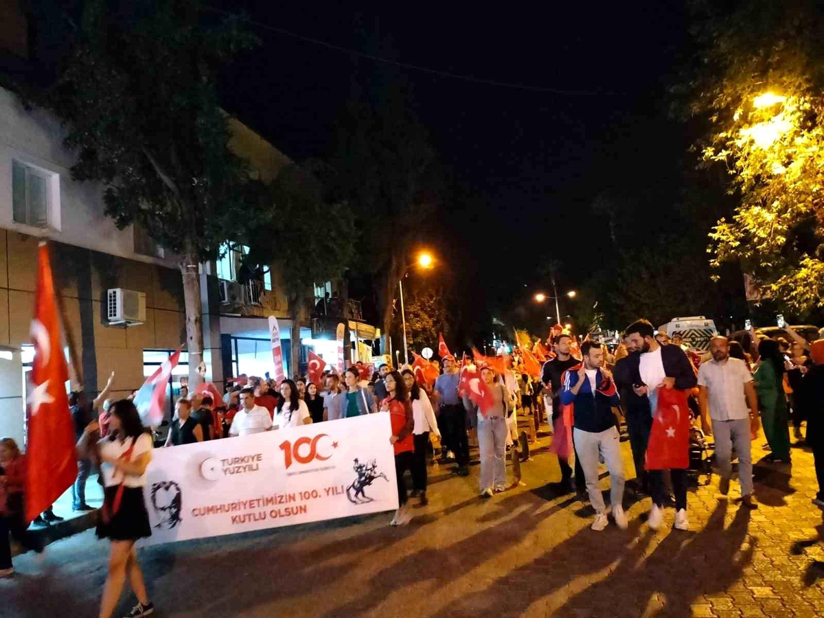 Köyceğiz\'de Coşkulu Fener Alayı Yürüyüşü