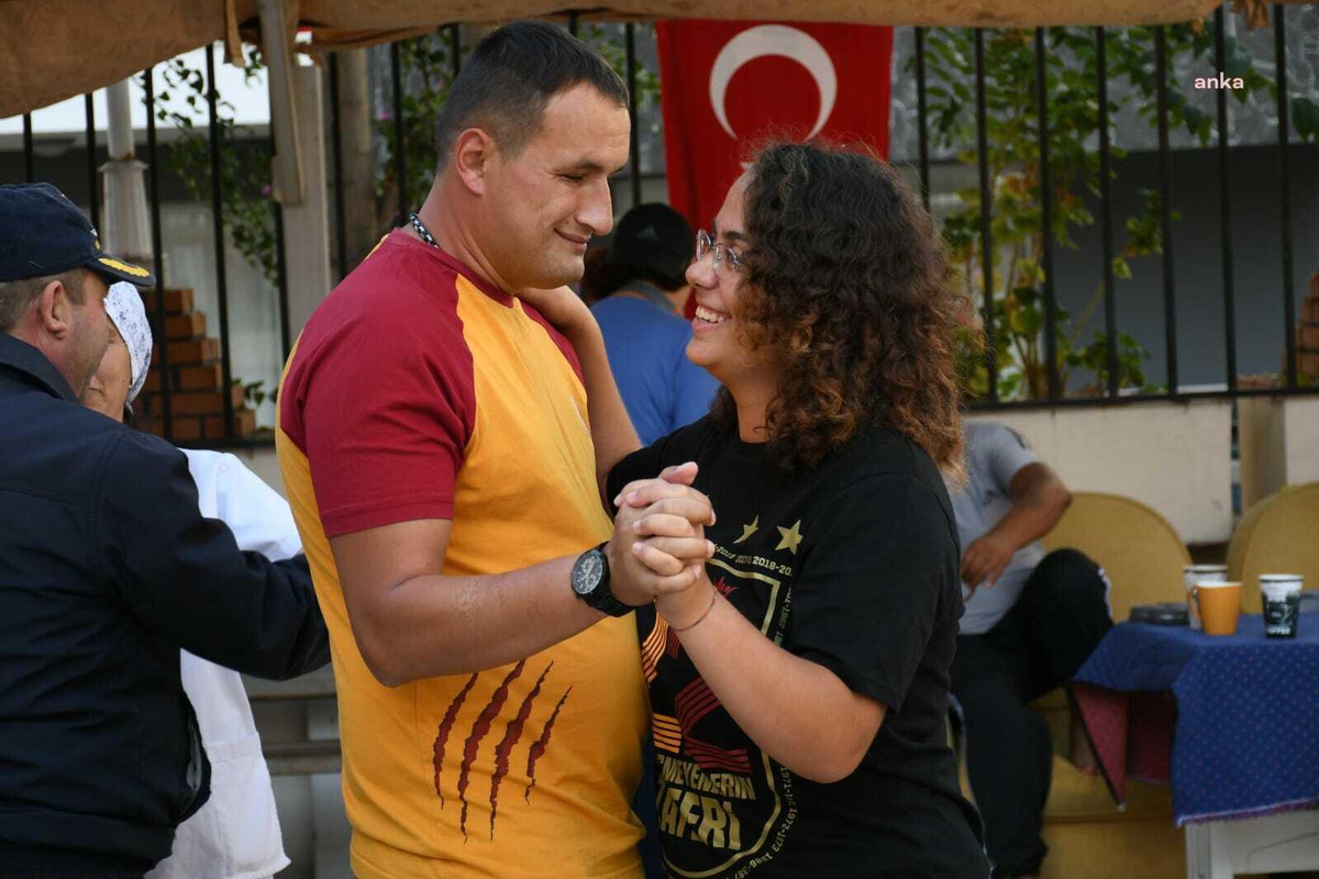 Kuşadası Belediye Bandosu Bakımevlerine Sürpriz Yaptı