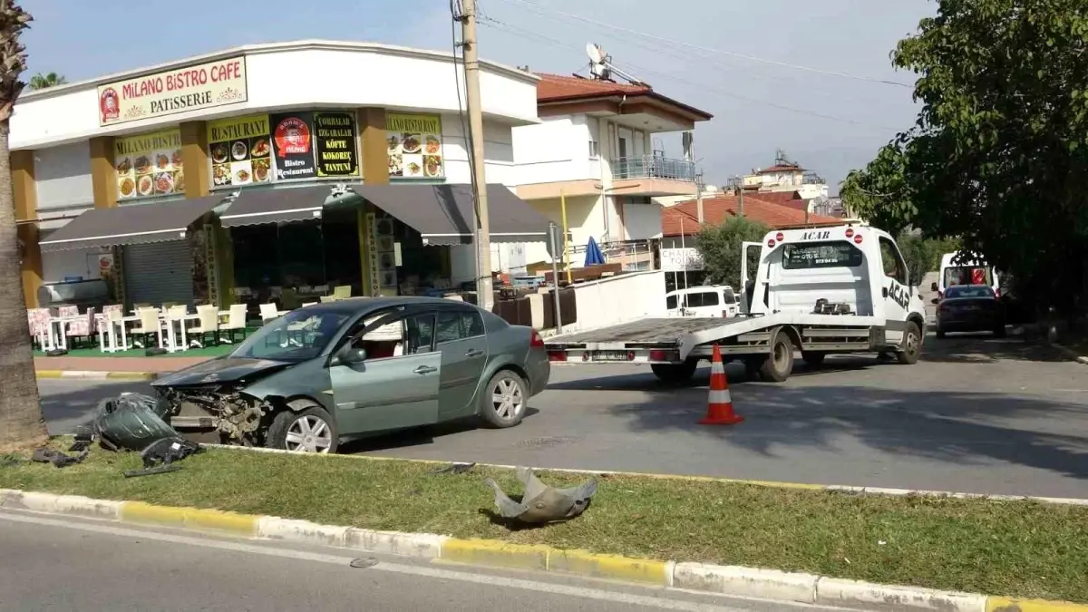 Manavgat\'ta Lastiği Patlayan Otomobil Kaza Yaptı: 2 Yaralı