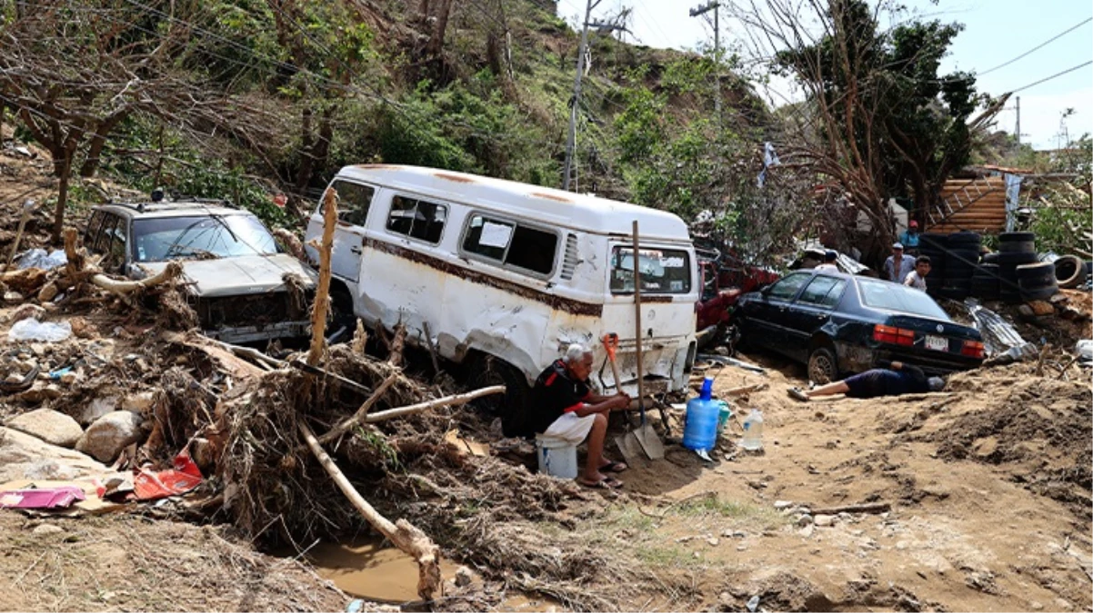 Meksika\'yı Otis Kasırgası vurdu! 39 kişi hayatını kaybetti