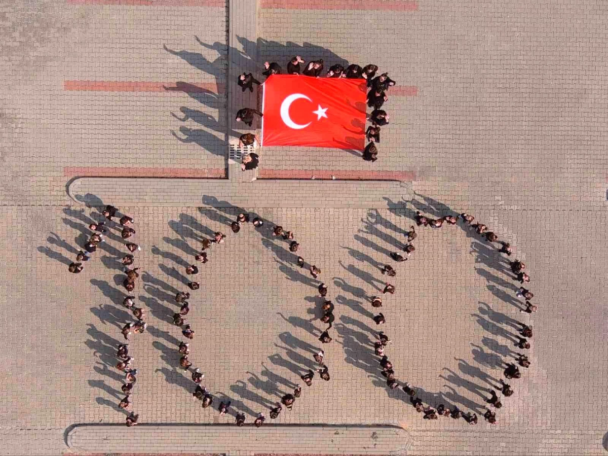 Bozüyük\'te minik öğrenciler Cumhuriyet\'in 100. yılını kutladı