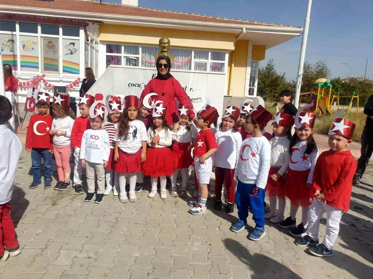 Afyonkarahisar\'da Kreş Öğrencilerinden Cumhuriyetin 100. Yıl Kutlaması