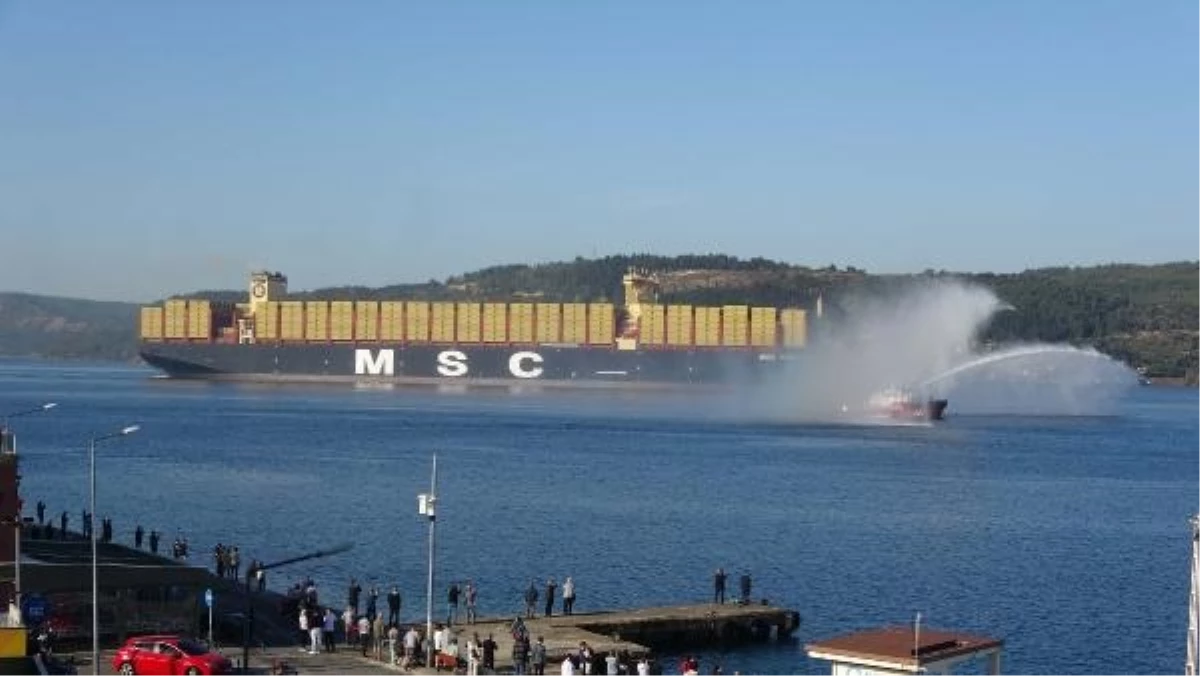 Dünyanın en büyük konteyner gemisi \'MSC Türkiye\' Çanakkale Boğazı\'ndan geçti
