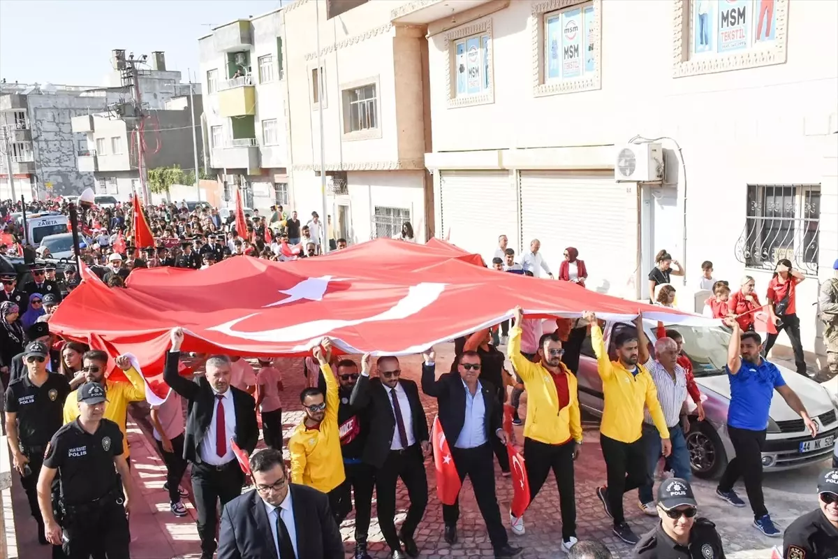 Nusaybin'de Cumhuriyet'in 100. yılı kutlamaları kortej yürüyüşü ile başladı