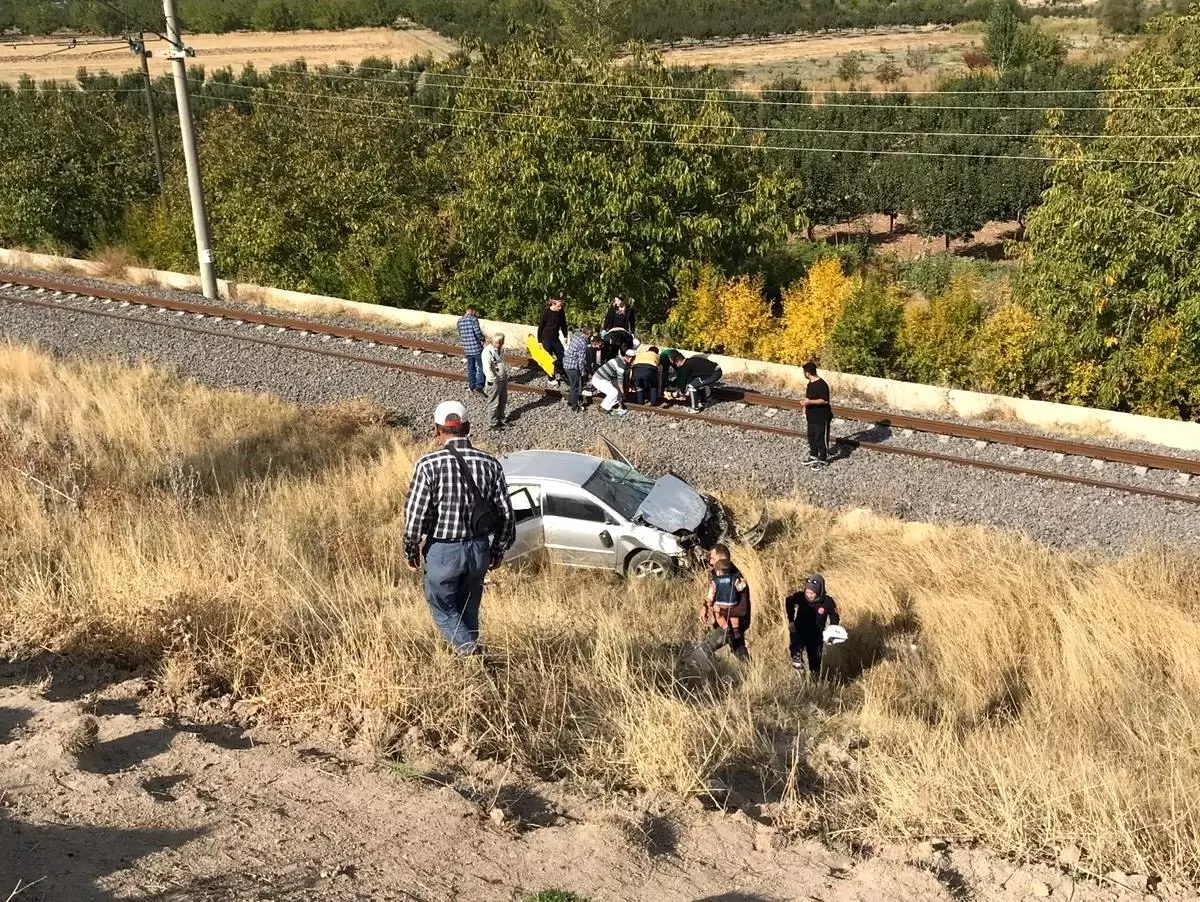 Adıyaman\'ın Gölbaşı ilçesinde otomobil şarampole yuvarlandı, 3 kişi yaralandı