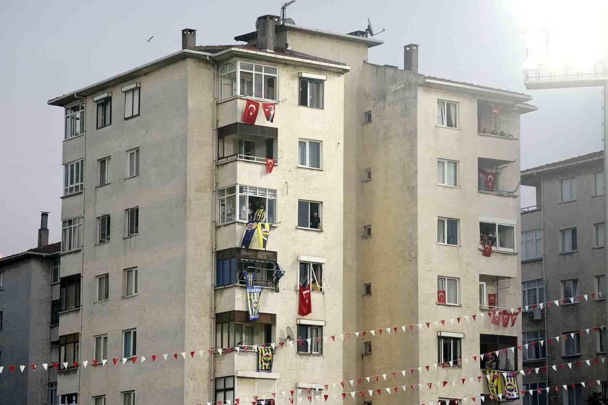 Pendik\'te Vatandaşlar Balkonlarına Bayrak Asarak Fenerbahçe Maçını Takip Etti