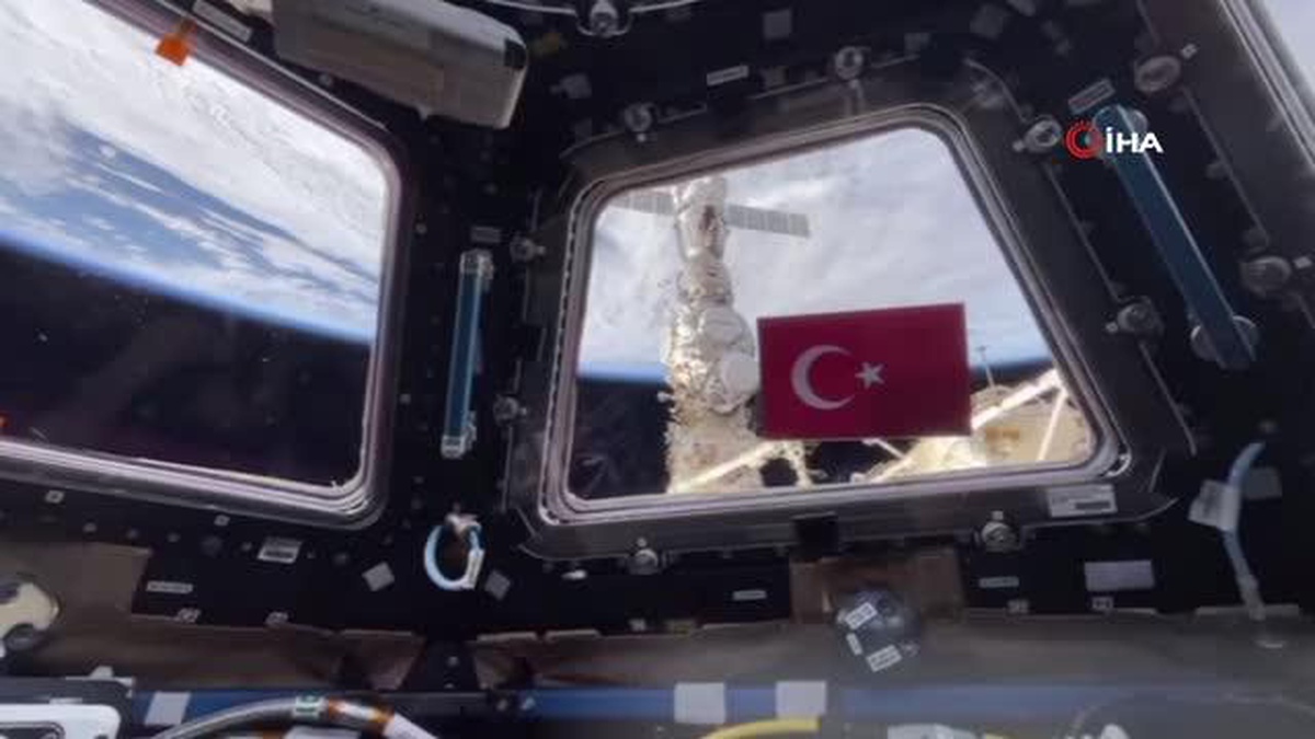 Rus Kozmonot Türk Bayrağı Açarak Türkiye Cumhuriyeti\'nin 100. Yılını Kutladı