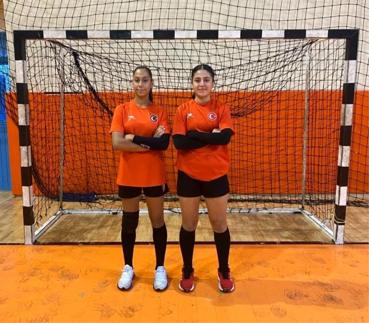 Kepez Belediyesi Spor Kulübü Kadın Hentbol Takımı\'ndan 2 sporcusu U-15 Milli Takım kampında yer aldı