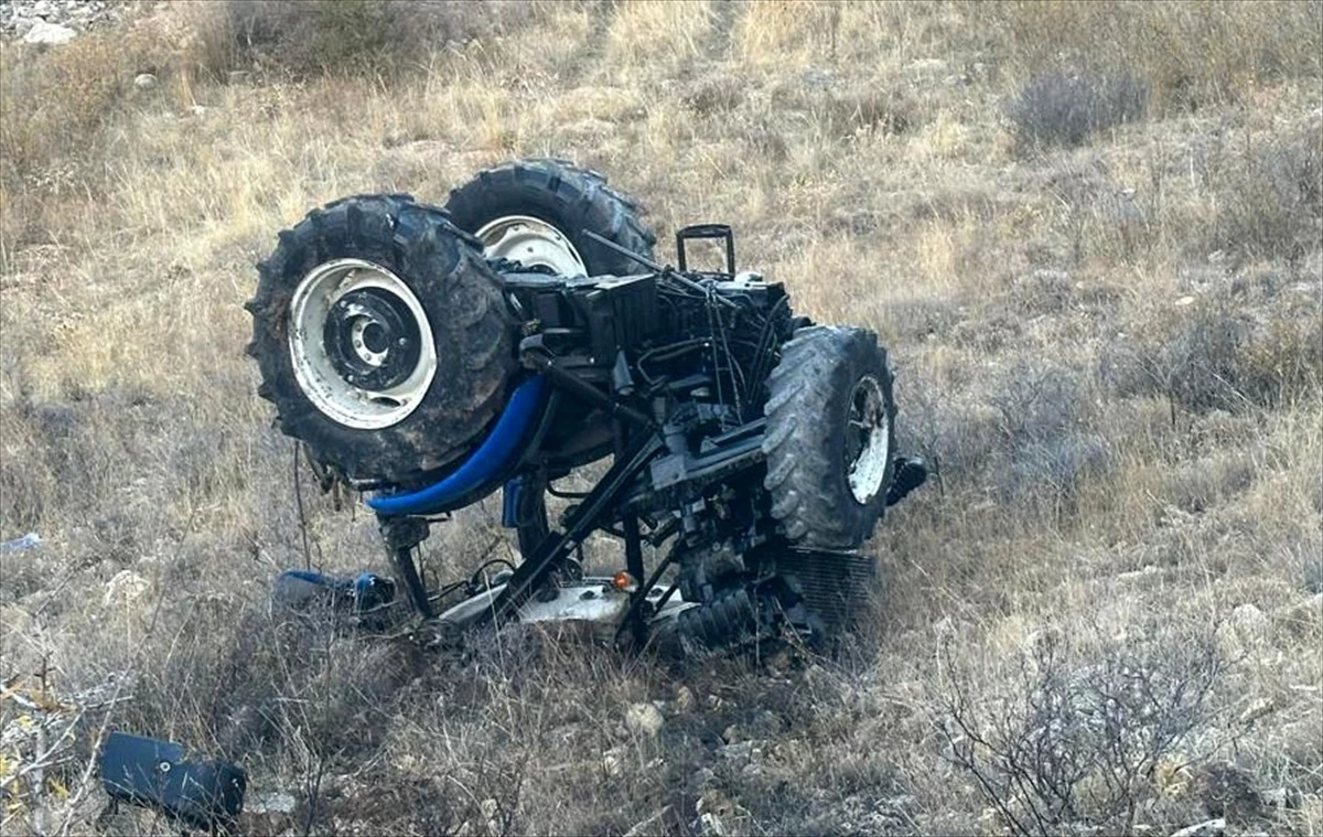 Sivas\'ta devrilen traktörün sürücüsü hayatını kaybetti