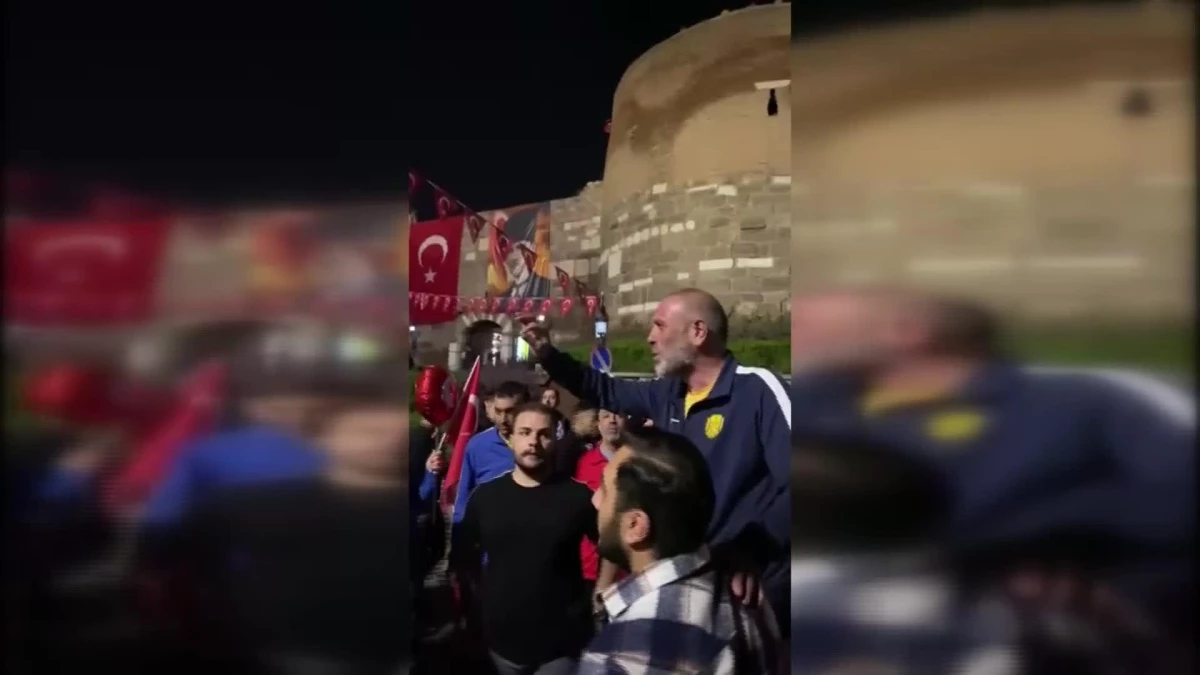 Taraftar Grubu \'Gecekondu\'dan, Ankara Kalesi\'nde Meşaleli Cumhuriyet Kutlaması