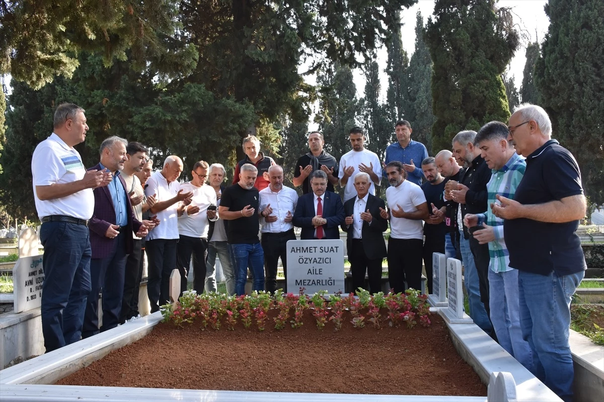Trabzonspor Efsaneleri Ahmet Suat Özyazıcı\'nın Mezarını Ziyaret Etti