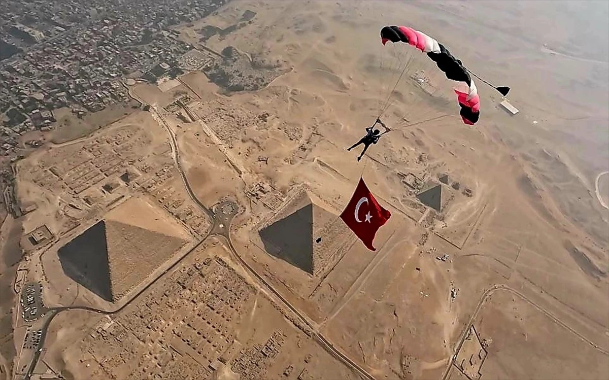 Türk Paraşütçü Mısır Piramitleri Üzerinde Serbest Atlayış Yaptı