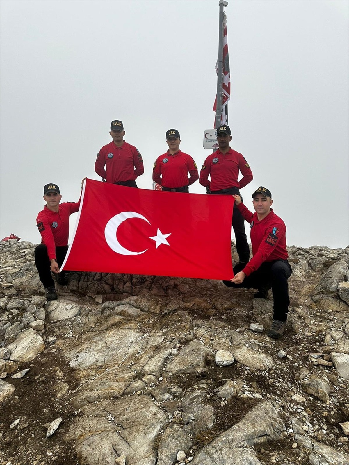 Bursa\'da Jandarmalar Uludağ\'ın Zirvesine Türk Bayrağı Açtı