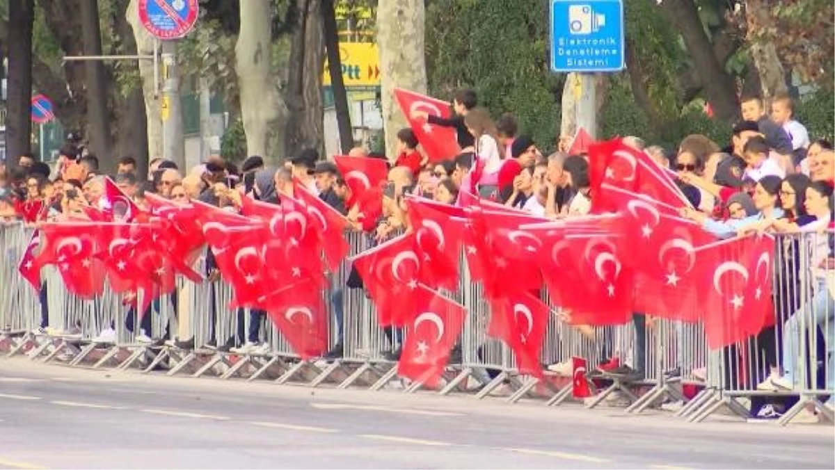 İstanbul\'da 29 Ekim Cumhuriyet Bayramı Resmi Geçit Töreni Yapıldı