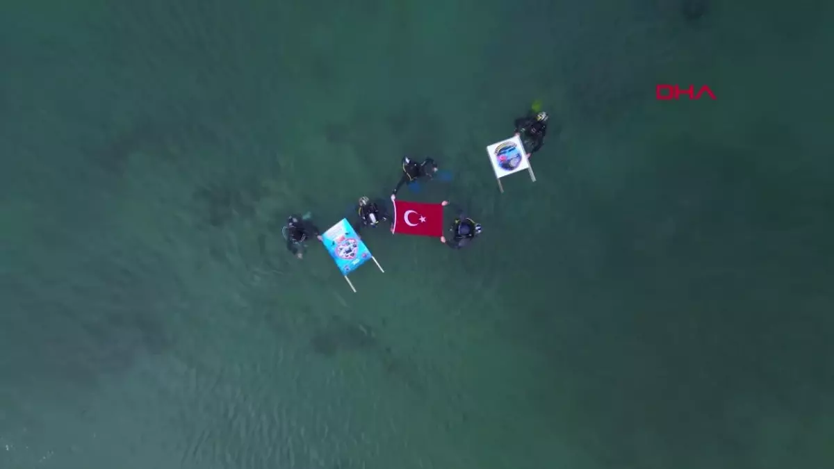 Yalova\'da Dalgıçlar Türk Bayrağı Açarak Cumhuriyet\'in 100. Yılını Kutladı