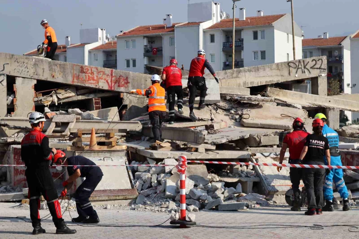 İzmir Depremi 3. Yıl Dönümünde Anma Programı ve Tatbikat Gerçekleştirildi
